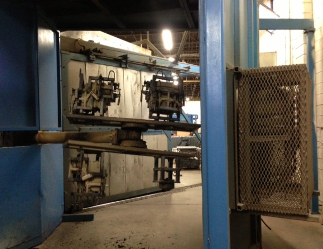 Multi-arm rotational molding machine running large hollow plastic parts