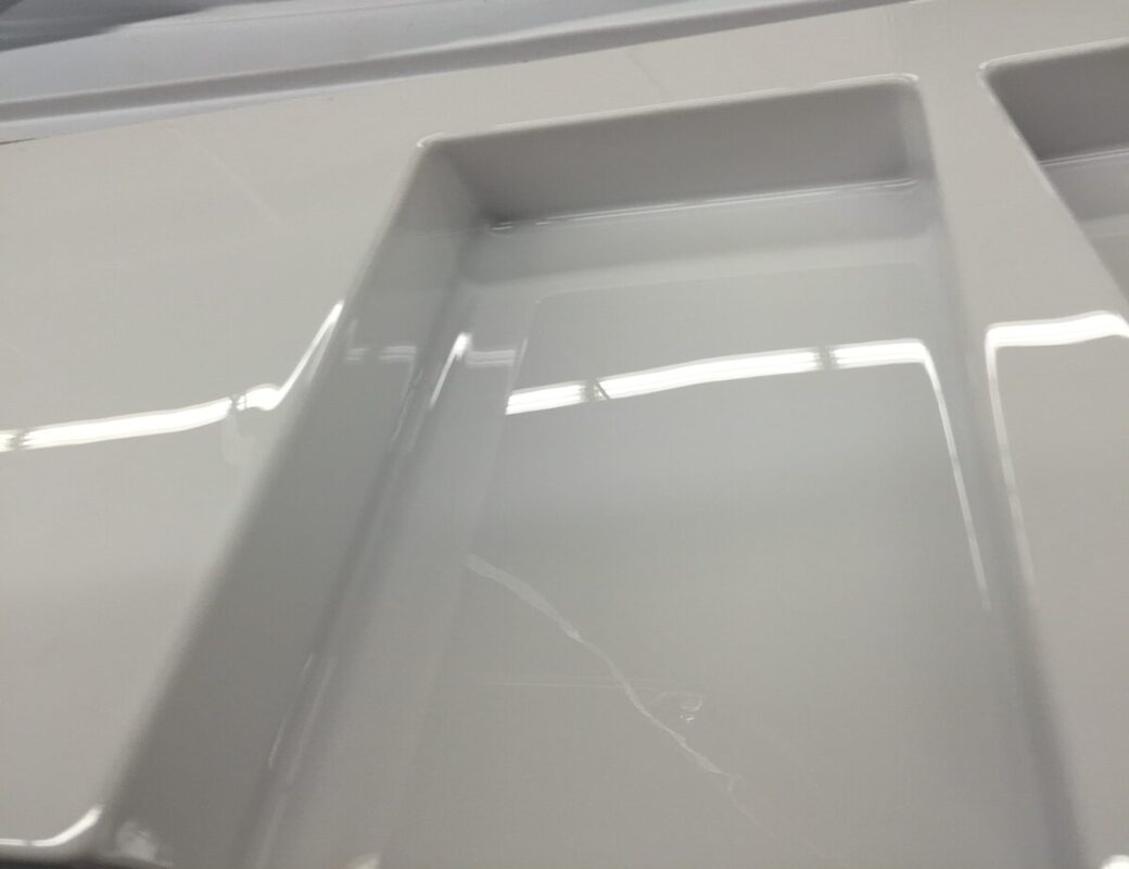 Large thin-walled thermoformed plastic tray